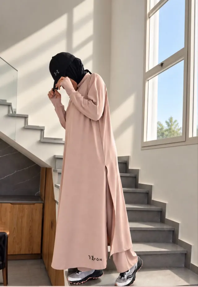 صبية بالطقم الزهري على الدرج